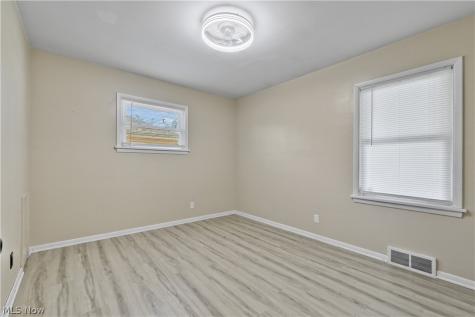 18201 Deforest Avenue Cleveland OH 44128
