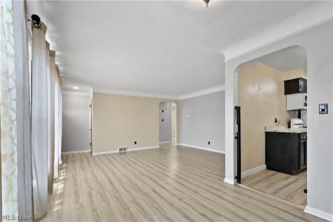18201 Deforest Avenue Cleveland OH 44128