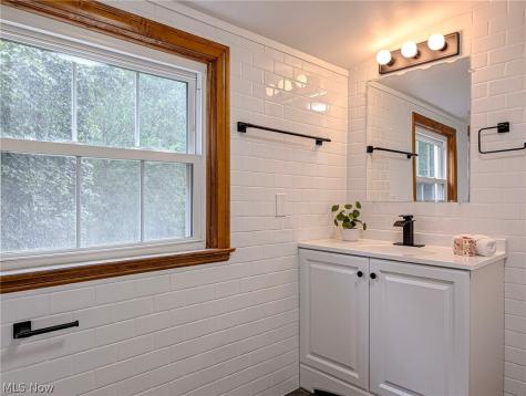 6328 Roselawn Avenue Ravenna OH 44266
