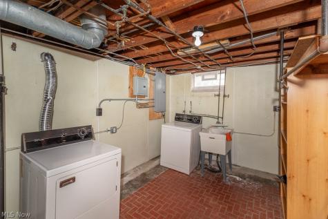 8324 Chesterfield Avenue Parma OH 44129