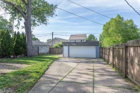 8324 Chesterfield Avenue Parma OH 44129