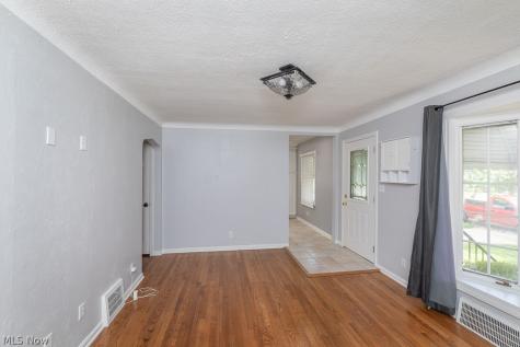 8324 Chesterfield Avenue Parma OH 44129