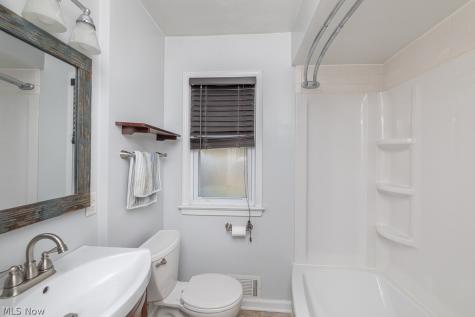 8324 Chesterfield Avenue Parma OH 44129