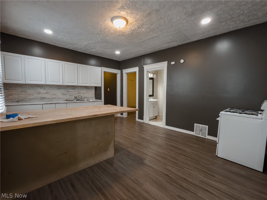 10209 Elwell Avenue Cleveland OH 44104