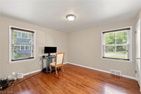 1517 Parkhill Road Cleveland Heights OH 44121