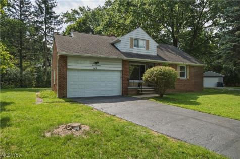1517 Parkhill Road Cleveland Heights OH 44121
