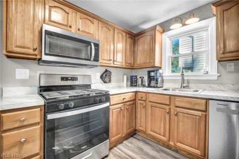 1925 Robindale Street Wickliffe OH 44092