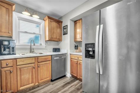 1925 Robindale Street Wickliffe OH 44092