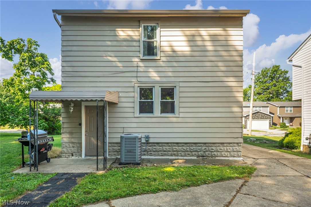 1925 Robindale Street Wickliffe OH 44092