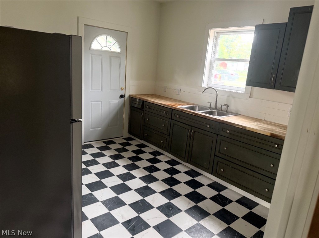 56 Spring Street Struthers OH 44471