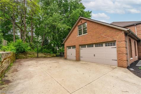 5205 Foxchase Avenue NW Canton OH 44718