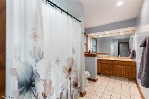 5205 Foxchase Avenue NW Canton OH 44718