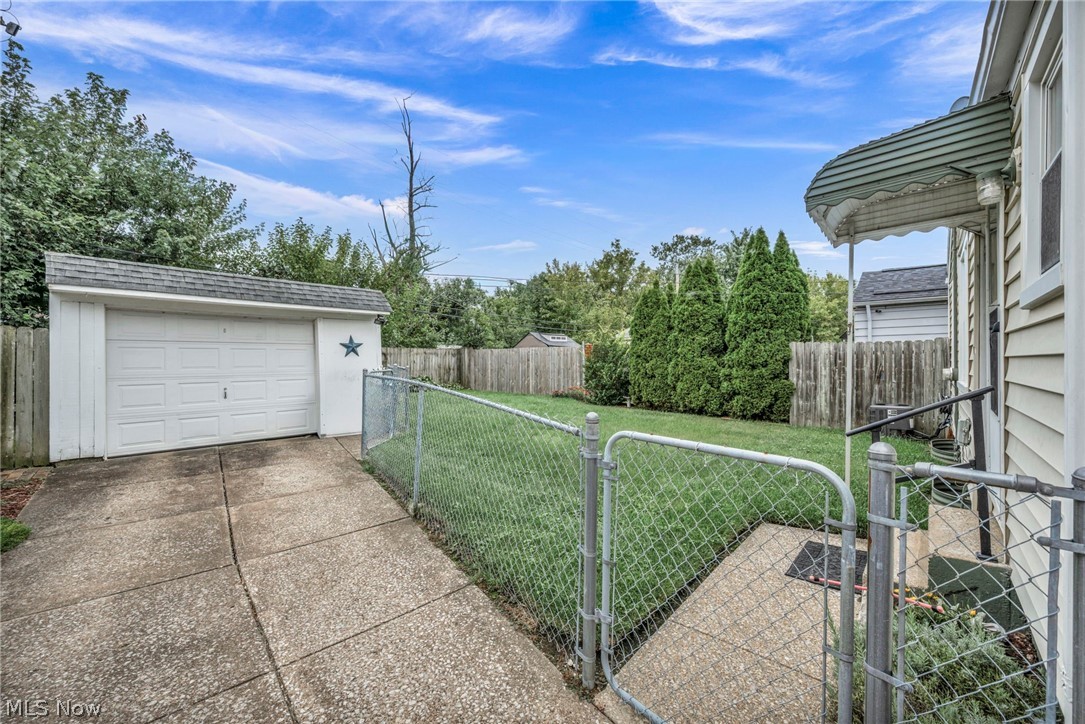 18813 Parkmount Cleveland OH 44135