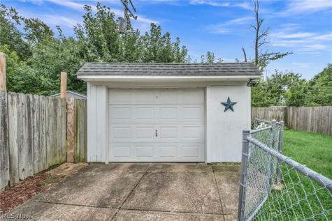 18813 Parkmount Cleveland OH 44135