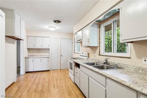 2394 Dentzler Road Parma OH 44134