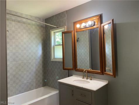 1172 Holmden Avenue Cleveland OH 44109