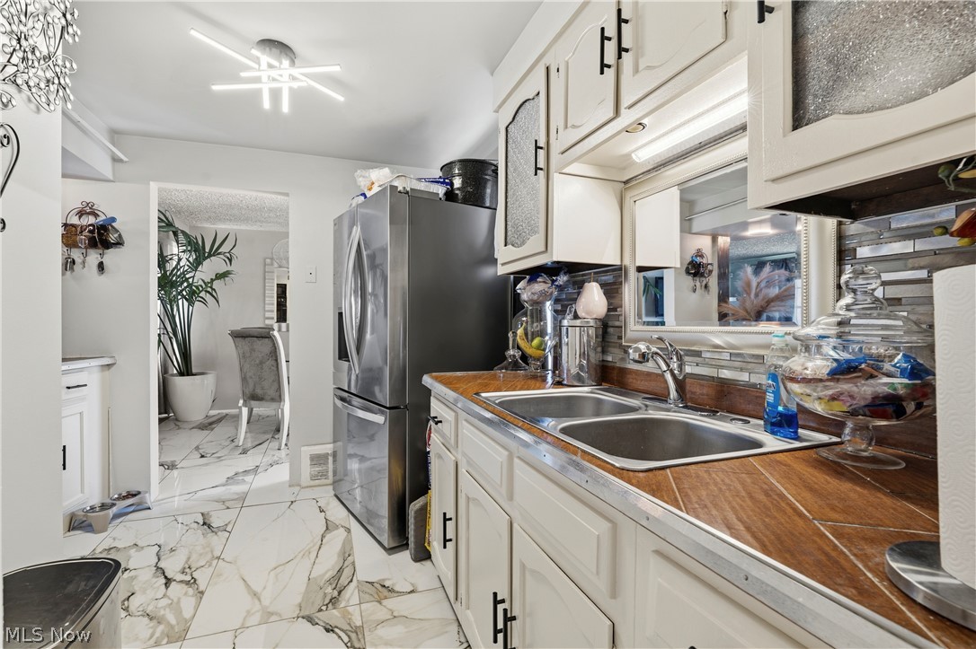 19406 Wickfield Avenue Warrensville Heights OH 44122