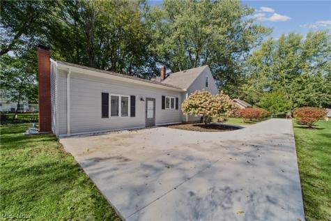 3292 Helmsdale Drive Akron OH 44312