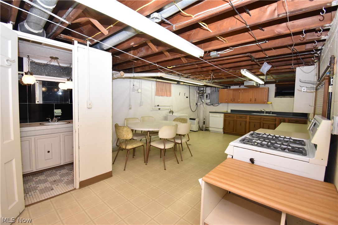 7134 Pine Grove Drive Hubbard OH 44425