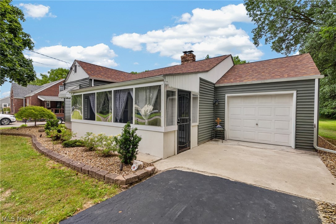 33 Sycamore Drive New Middletown OH 44442