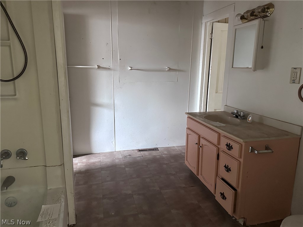 284 Clay Conneaut OH 44030