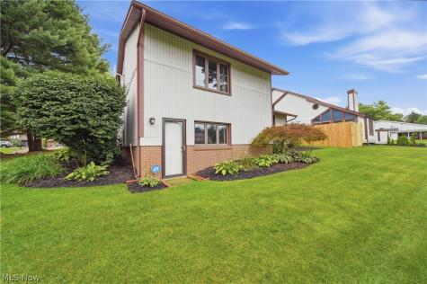 4727 Greenbriar Square NE Canton OH 44714