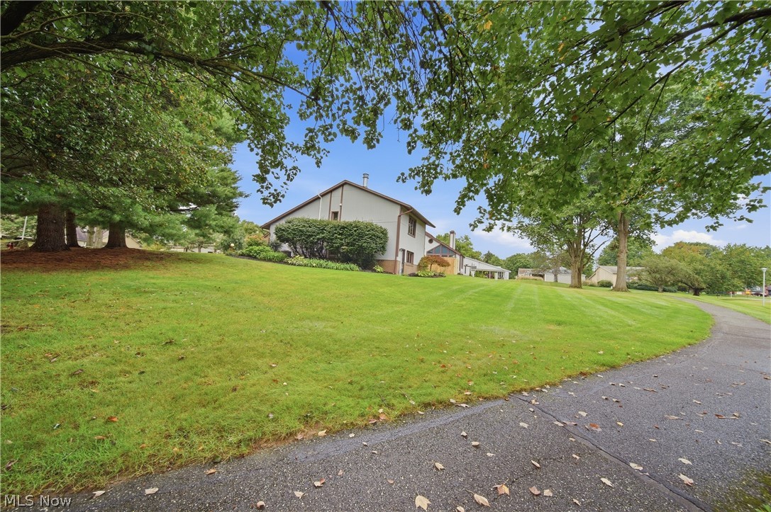 4727 Greenbriar Square NE Canton OH 44714