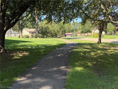 4727 Greenbriar Square NE Canton OH 44714