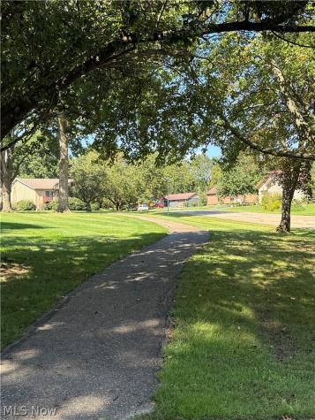 4727 Greenbriar Square NE Canton OH 44714