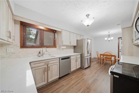 4727 Greenbriar Square NE Canton OH 44714