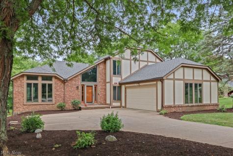 315 Valley Brook Oval Hinckley OH 44233