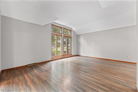 315 Valley Brook Oval Hinckley OH 44233