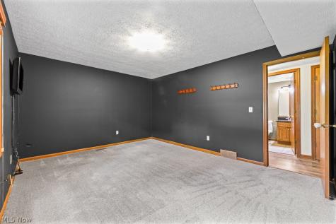 315 Valley Brook Oval Hinckley OH 44233