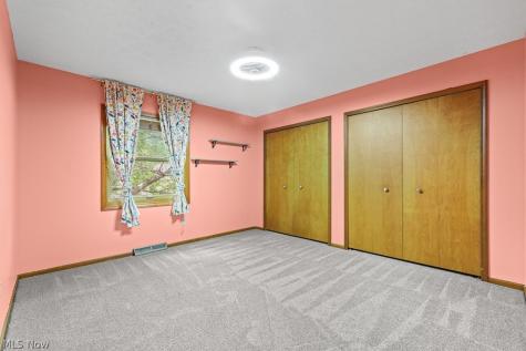 315 Valley Brook Oval Hinckley OH 44233