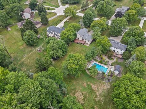 315 Valley Brook Oval Hinckley OH 44233