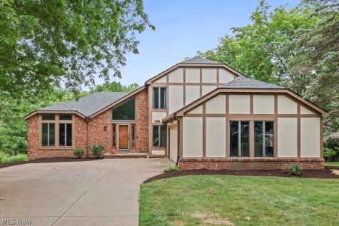 315 Valley Brook Oval Hinckley OH 44233