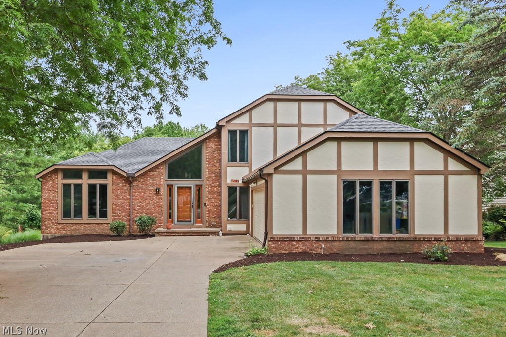 315 Valley Brook Oval Hinckley OH 44233