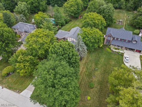 315 Valley Brook Oval Hinckley OH 44233