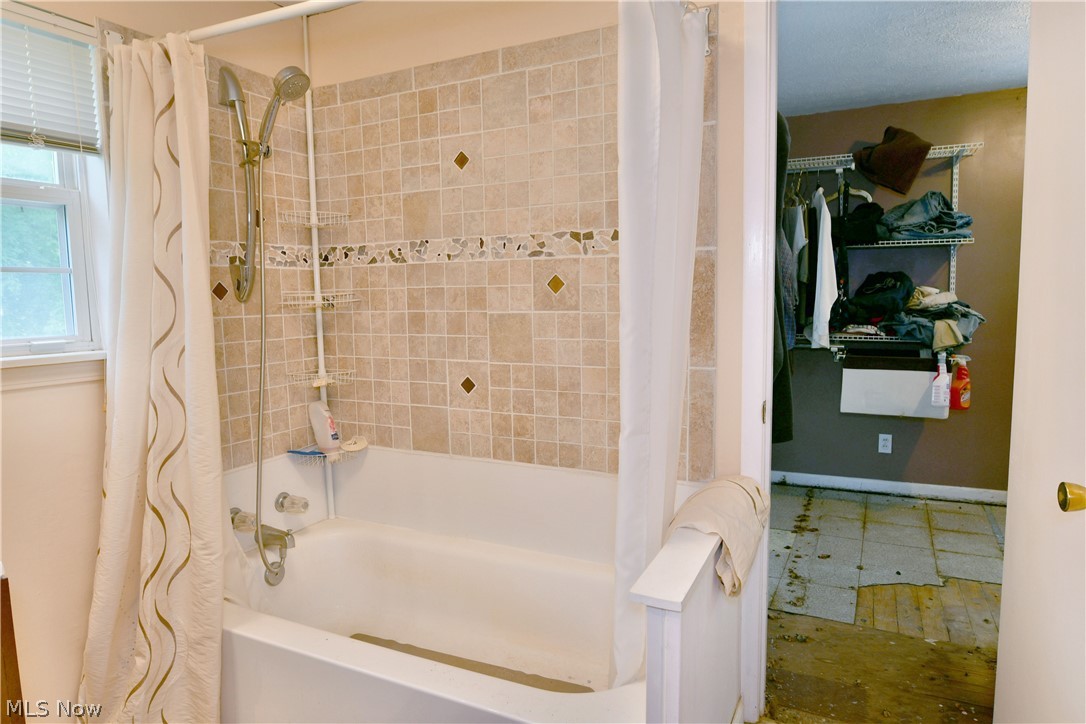 906 Elizabeth Court Cuyahoga Falls OH 44221