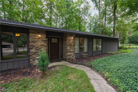 12101 The Bluffs Strongsville OH 44136