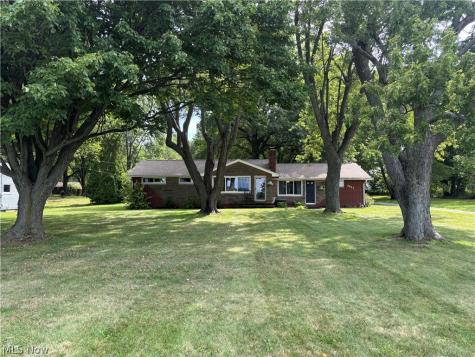 9842 Market Avenue N Hartville OH 44632