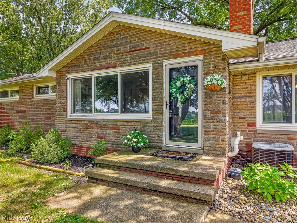 9842 Market Avenue N Hartville OH 44632