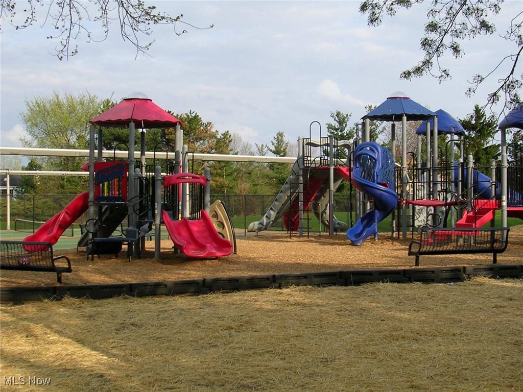 17801 Saratoga Trail Strongsville OH 44136