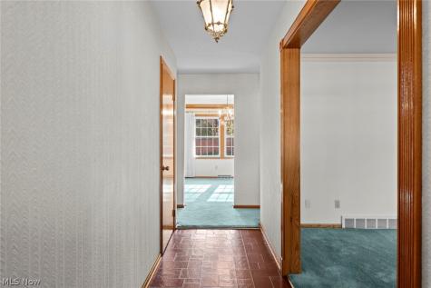 594 N Hidden Valley Road Cuyahoga Falls OH 44223