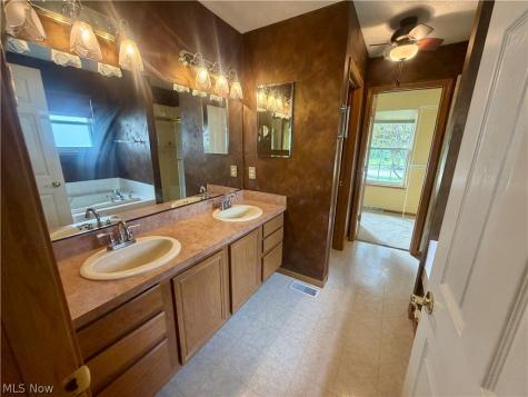 36255 Sandy Knoll Drive Eastlake OH 44095
