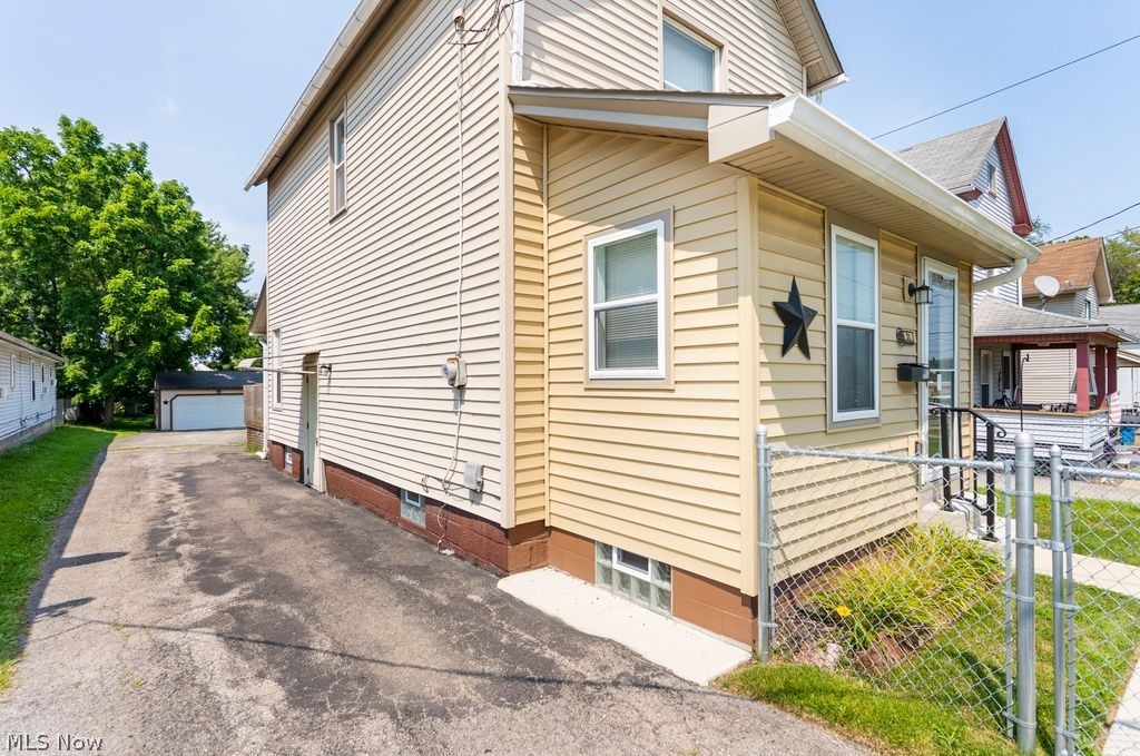 71 Elm Street Struthers OH 44471