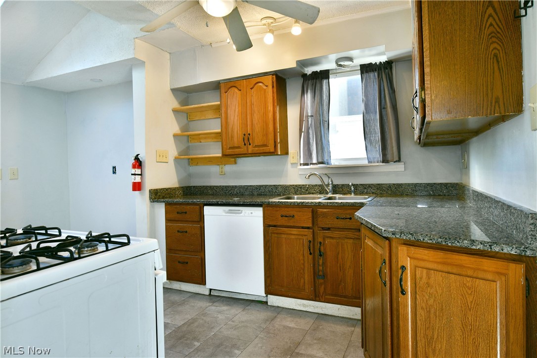 28 Walnut Street Struthers OH 44471