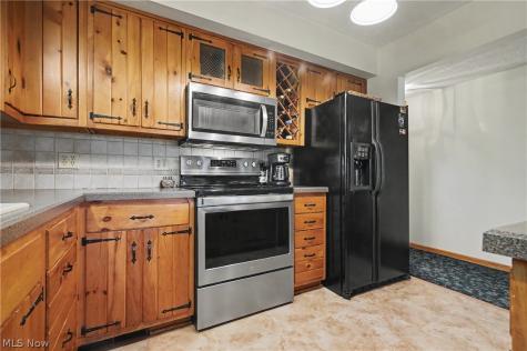 2216 N Medina Line Road Akron OH 44333