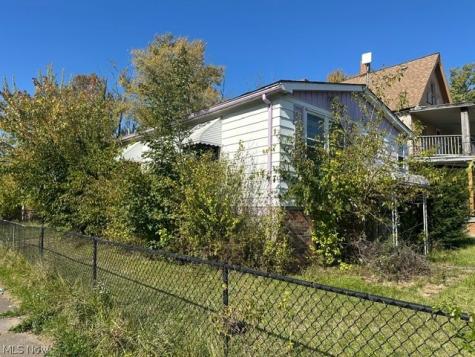 4372 E 146 Cleveland OH 44128