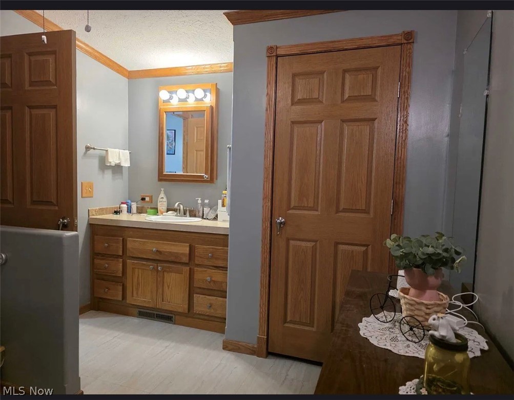 228 Pin Oak Circle Elyria OH 44035
